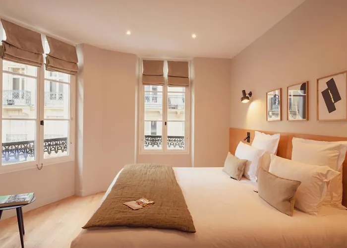 Tinah , Champs ElyseesHotel Parijs